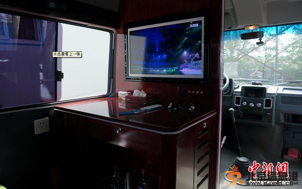 河南洛阳村民自费7万造房车 沙发<a href='http://www.bjxxg.cn/ent/dianshi/' target='_blank'><u>电视</u></a>柜应有尽有(图)