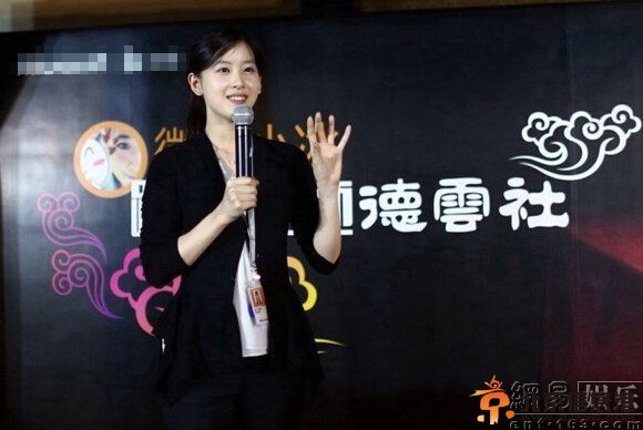 奶茶妹妹与刘东强恋爱曝光后 首次回国亮相