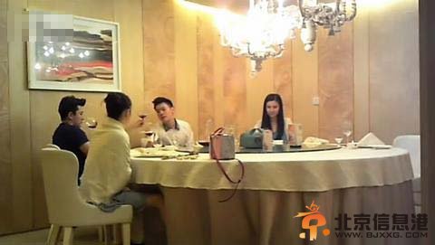 李小璐贾乃亮用餐遭讹诈一瓶红酒一万六 负气痛哭