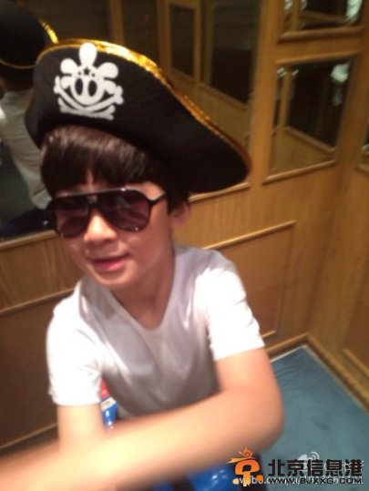 天天戴海盗帽墨镜遮面网友大呼“小男神”（图）