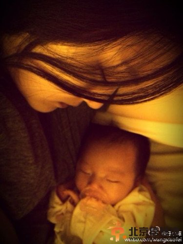 汪小菲晒爱妻与女儿熟睡照 大S紧抱女儿(图) 