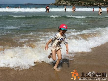 田亮女儿森碟海边戏水 见海浪扑来一路狂奔(组图)