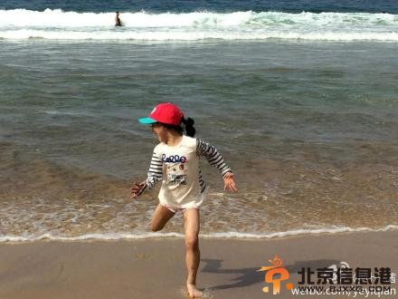 田亮女儿森碟海边戏水 见海浪扑来一路狂奔(组图)