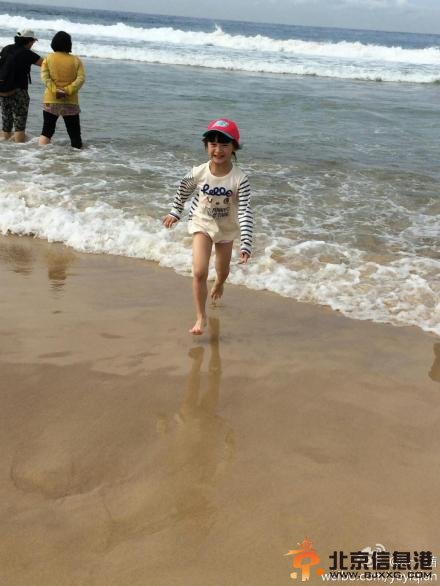 田亮女儿森碟海边戏水 见海浪扑来一路狂奔(组图)
