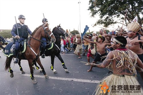 巴西土著抗议世界杯现枪炮vs弓箭奇景（图）