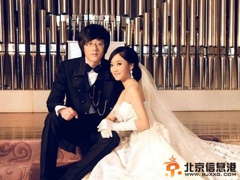 凤凰传奇玲花和老公婚纱照