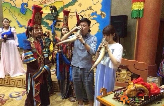 中超休战球员旅行放松 郜林携娇妻蒙古大营豪饮