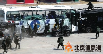雪豹突击队营救旅游大巴上被劫持的“人质”。