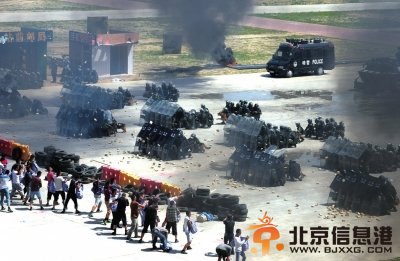“恐怖分子”与特警对峙。