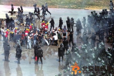 特警等反恐人员处置“大规模非法聚集滋事恐怖暴力活动”现场。