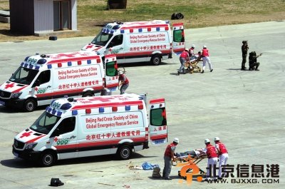 现场调动医疗救护车救护伤员。