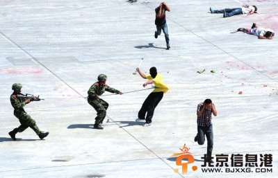 特警使用枪械、抓捕叉等武器抓捕“恐怖分子”。