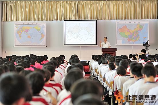 温家宝在中学作讲座和学生跳绳 三次到该校[图]