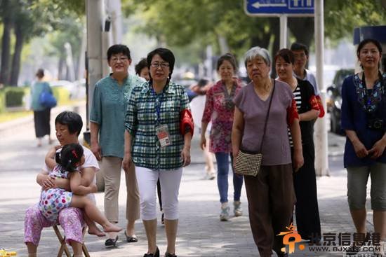 实拍北京街头戴红袖章“反恐大妈”(组图)