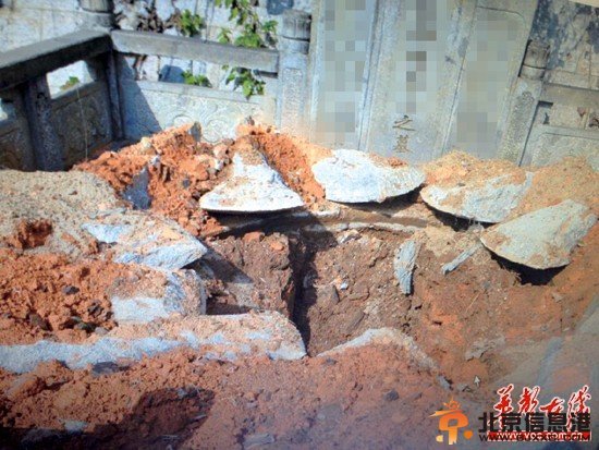 小偷墓碑上留联系方式 称赎回骨灰需60万
