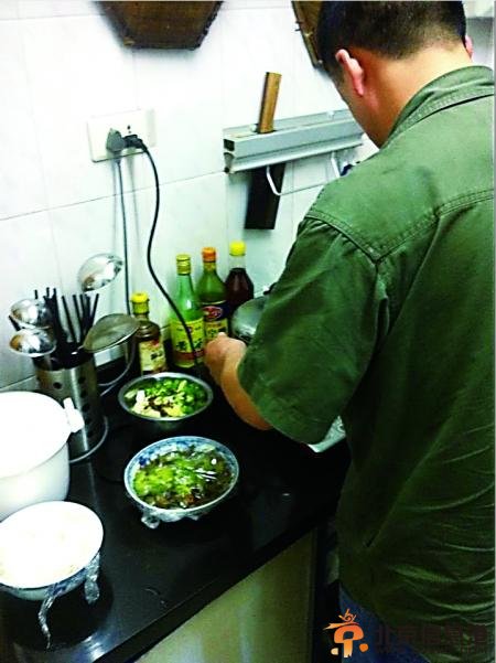 爸爸用剩菜剩汤煮烫饭 儿子拒吃称是“狗饭”