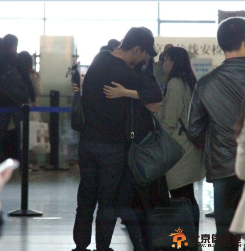 高圆圆赵又廷甜蜜牵手 机场缠绵热吻难舍难分