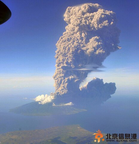 印尼火山爆发 火山灰近2万米高