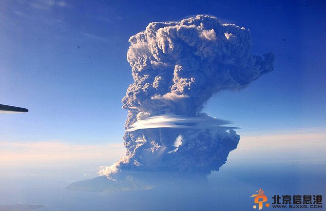 印尼火山爆发 火山灰近2万米高