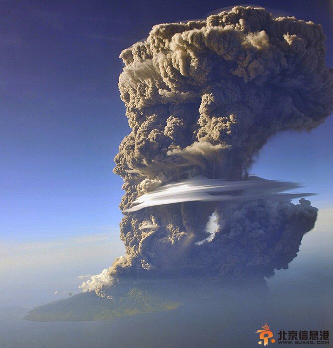 印尼火山爆发 火山灰近2万米高