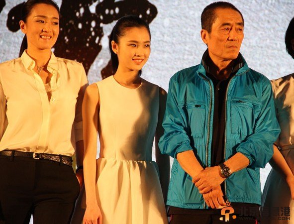 谋女郎张慧雯否认张艺谋是干爹 毕业论文91分