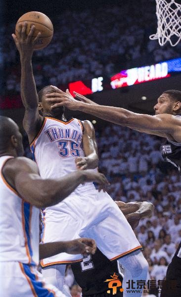 NBA季后赛：马刺胜雷鸣 晋级总决赛
