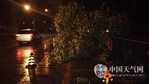 组图：<a href='http://www.bjxxg.cn/news/beijing/' target='_blank'><u>北京</u></a>河北等多地狂风暴雨 廊坊全城停电
