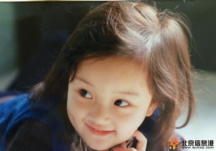 众星儿童节晒童年萌照 萝莉正太超有范儿