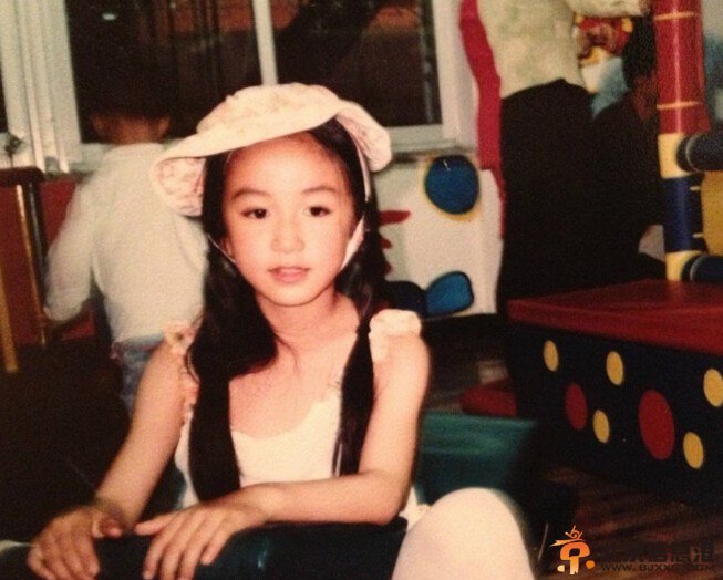 众星儿童节晒童年萌照 萝莉正太超有范儿