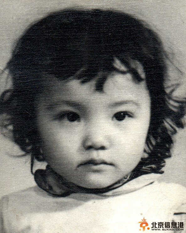 众星儿童节晒童年萌照 萝莉正太超有范儿