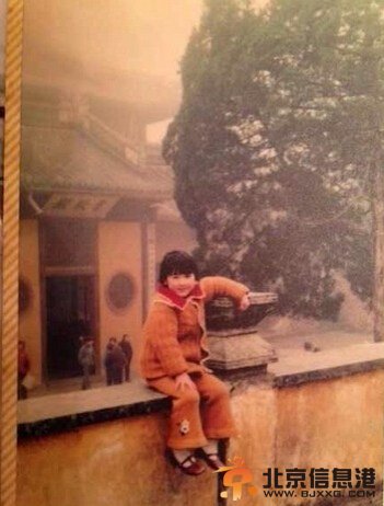 众星儿童节晒童年萌照 萝莉正太超有范儿