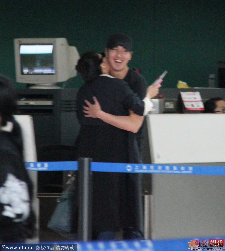 高圆圆赵又廷机场牵手 缠绵拥吻旁若无人(图)