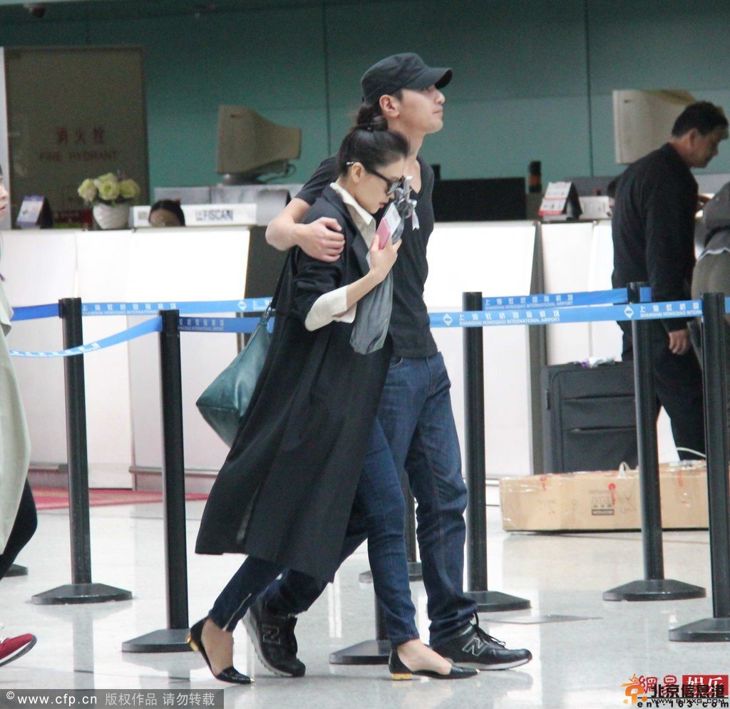 高圆圆赵又廷机场牵手 缠绵拥吻旁若无人(图)