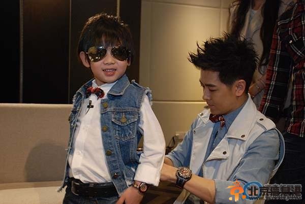 Kimi台上疲惫打瞌睡