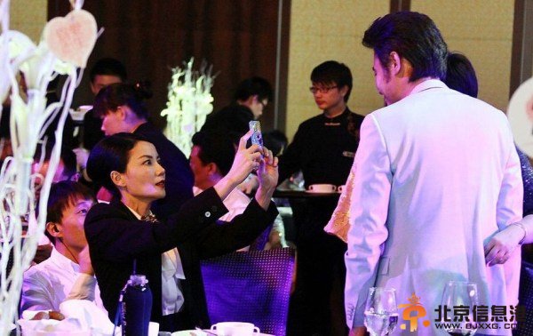 吴秀波否认与王菲地下情 公共场合只见过两次