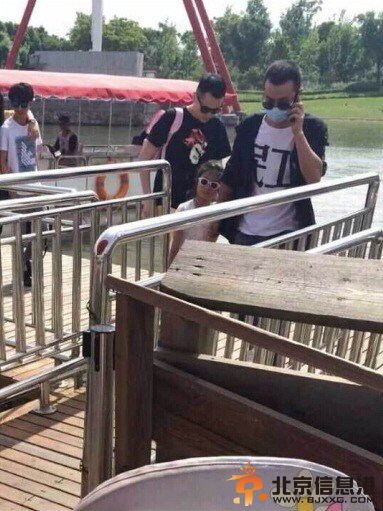 文章独自带女儿游玩欢乐谷 不见马伊琍