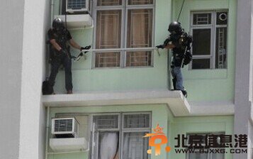 实拍香港飞虎队缉捕嫌犯 居民楼激烈枪战
