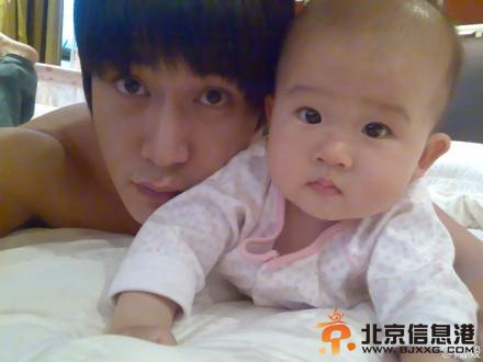 陆毅晒与爱女萌翻合照 网友：简直是神像