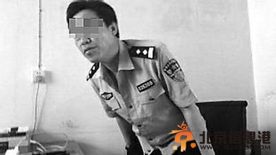 没有警衔的富县公安局副局长李某某佩戴借来的警衔