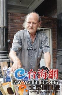 外籍教授与学生相恋 两人相差30岁上演祖孙恋