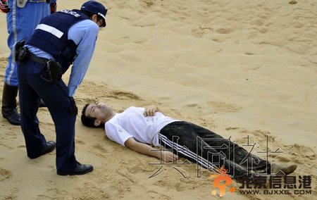 日本一抢劫强奸案被告逃跑200警察出动将其抓获
