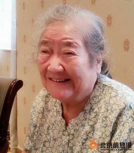 水均益端午节陪母亲打麻将母子长得很像