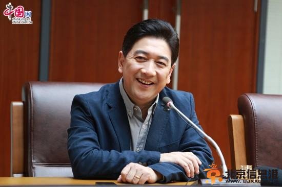 水均益端午节陪母亲打麻将母子长得很像