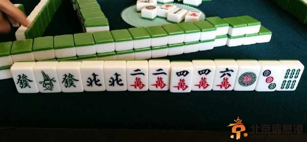 水均益端午节陪母亲打麻将母子长得很像