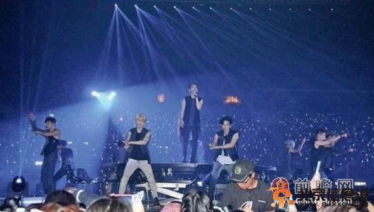  exo香港演唱会火热劲舞秀肌肉  张艺兴鹿晗卖萌示爱掀高潮