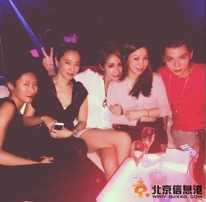 萧亚轩独自赴夜店