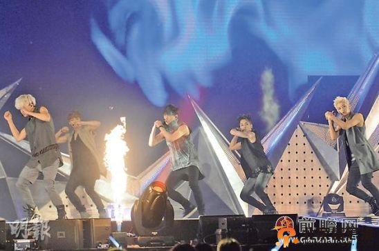  exo香港演唱会火热劲舞秀肌肉  张艺兴鹿晗卖萌示爱掀高潮