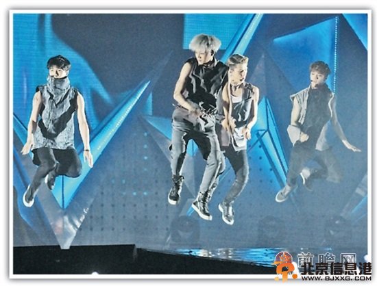  exo香港演唱会火热劲舞秀肌肉  张艺兴鹿晗卖萌示爱掀高潮