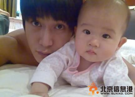 陆毅晒出自己与儿子的照片