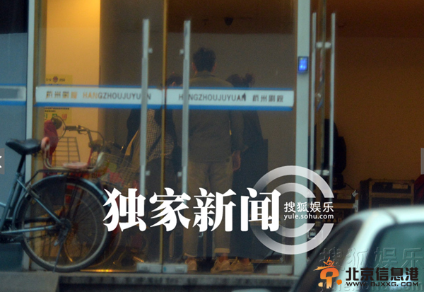 曝殷桃李光洁话剧擦出火花 搂抱去剧院恋情曝光(组图)